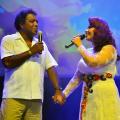 casal canta de mãos dadas #paratodosverem 
