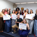 pessoas mostram certificados #paratodosverem