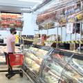 pessoa faz compra no supermercado #paratodosverem 