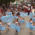 Crianças desfilam pela rua com fantasias. #paratodosverem