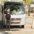 micro-ônibus é parado por agentes do município e estado identificado por camisetas. #paratodsoverem