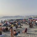 praia cheia em dia e sol. #paratodosverem