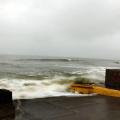ondas invadindo rampa na ponta da praia #paratodosverem