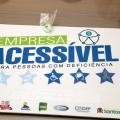 placa onde se lê empresa acessível para pessoas com deficiência. #paratodosverem 