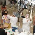 duas pessoas são vacinadas #paratodosverem