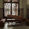bancos e mesinhas de madeira para exposição. #paratodosverem