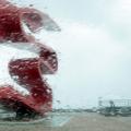 o monumento de tomie ohtake sob chuva e vento. #paratodosverem 