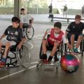 meninos jogam basquete sobre rodas #pracegover 