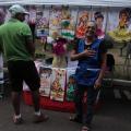 artesã recebendo cliente 