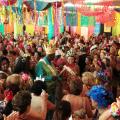 Baile reúne cerca de 900 idosos para brincar o carnaval. Confira galeria de imagens e vídeo
