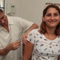 mulher é vacinada no braço #pracegover