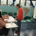 mulher se dirige a seçao para votar #paratodosverem  