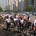 ciclistas reunidos saindo do Quebra-Mar no José Menino #paratodosverem