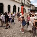 turistas estão na frente de museu pelé. #paratodosverem