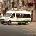 autolotação fazendo curva em rua. #paratodosverem 