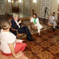 pessoas sentadas e conversando no salão nobre da prefeitura. #paratodosverem