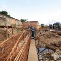 homens trabalham em obra de drangem. #paratodosverem
