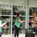 agentes uniformizados entregam folheto a uma mulher. #paratodosverem