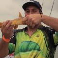 pescador mostra peixe #paratodosverem