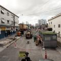 rua em obras com homens trabalhando e máquinas. #paratodosverem