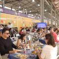 pessoas comendo na festa inverno #paratodosverem