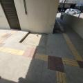 piso em concreto com adesivo de piso podotátil. #paratodosverem 