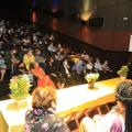 Pessoas no CineRoxy acompanham premiação. #paratodosverem