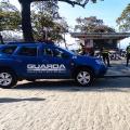 viaturas da guarda municipal estão na orla, próximas a quiosque. #paratodosverem