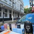 produtos em capô de carro na frente de delegacia #paratodosverem