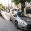 carro parado em rua está sendo guinchado. Há um agente da CET na rua. #paratodosverem 