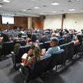 profissionais assistem palestra em auditório. #paratodosverem