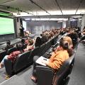 palestra com uma mulher falando para várias outras. #paratodosverem