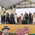 pessoas em um palco #paratodosverem