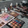 mesa com material de maquiagem. #paratodosverem