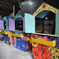 casinhas de madeira coloridas. #paratodosverem 