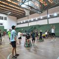 pessoas com e sem deficiência jogam bola. #paratodosverem 