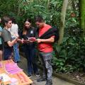 pessoas conversam no orquidário. #paratodosverem