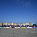 alunos com pranchas na faixa de areia em semi-círculo. #paratodosverem
