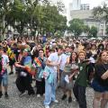 pessoas se divertem na praça mauá. #paratodosverem