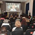 Homem fala em telão para pessoas em auditório #paratodosverem