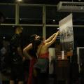 pessoas apontam para foto em exposição #paratodosverem 