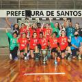 Atletas posam para foto com troféu e medalhas #paratodosverem