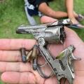 arma de fogo e muniçãona palma da mão de uma pessoa. #paratodosverem