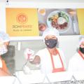 homem serve prato no restaurante popular #paratodosverem 