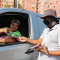 servidor entrega folheto a motorista de van #paratodosverem