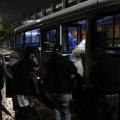 pessoas em situação de rua subindo em ônibus #paratodosverem