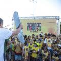 alunos posam para foto diante de painel onde se lê Futuro do Skate. #paratodosverem