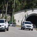dois carros saindo do túnel. #paratodosverem