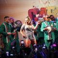 Viviane Araújo dança à frente da bateria da Grande Rio. #pracegover