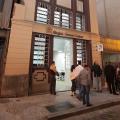 fachada do prédio onde funcionará o escritório, com pessoas na calçada. #paratodosverem